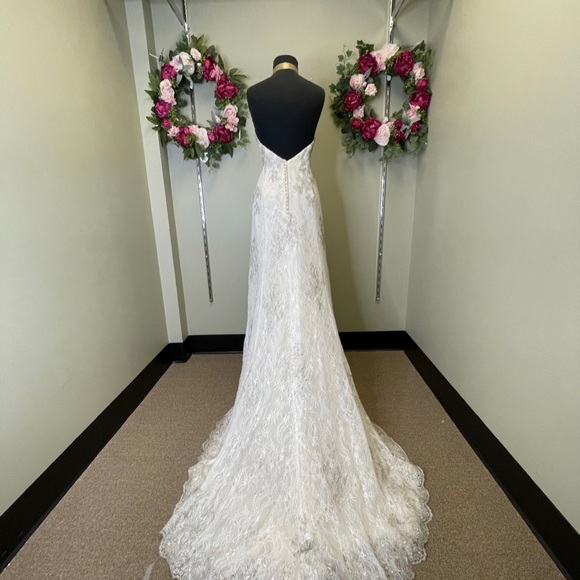 Stunning Maggie Sottero Wedding Dress, size 12, Store Sample On Sale ! - Picture 4 of 4